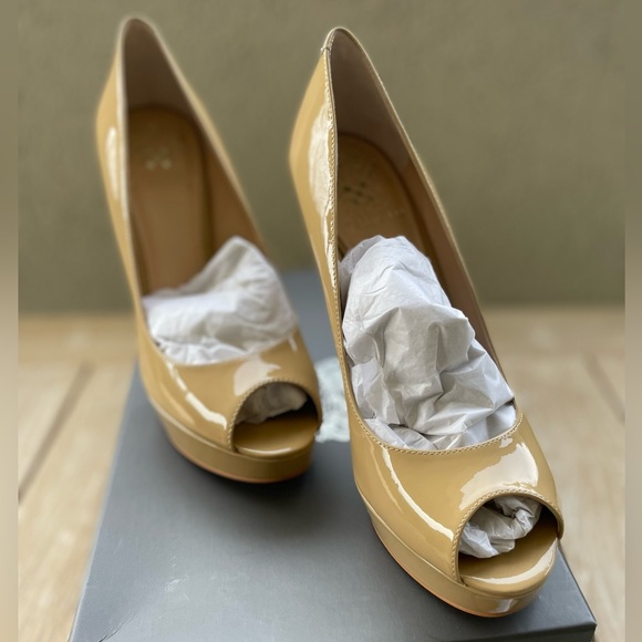 Vince Camuto LORIM Nude peep toe platform heels. Soft patent leather. New in box - Picture 5 of 10